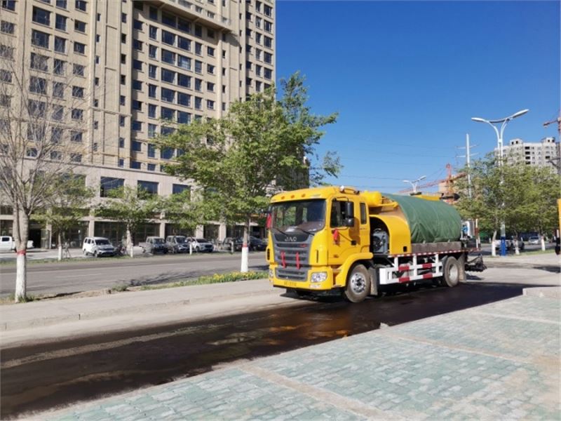 瀝青灑布車(chē)博爾塔拉LS小區(qū)內(nèi)施工現(xiàn)場(chǎng)